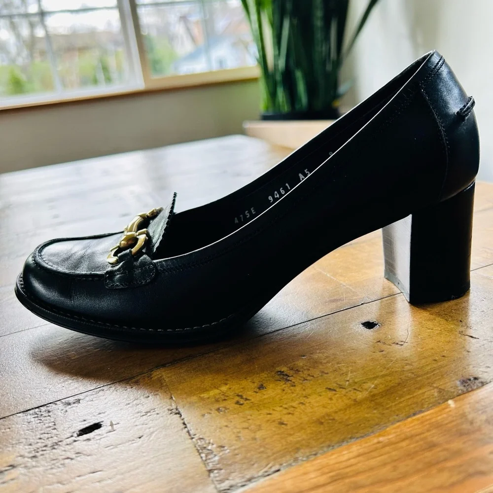 ***SOLD***
Vintage Women’s Salvatore Ferragamo Brass Horse-bit Heeled Loafers - Picture 4 of 16